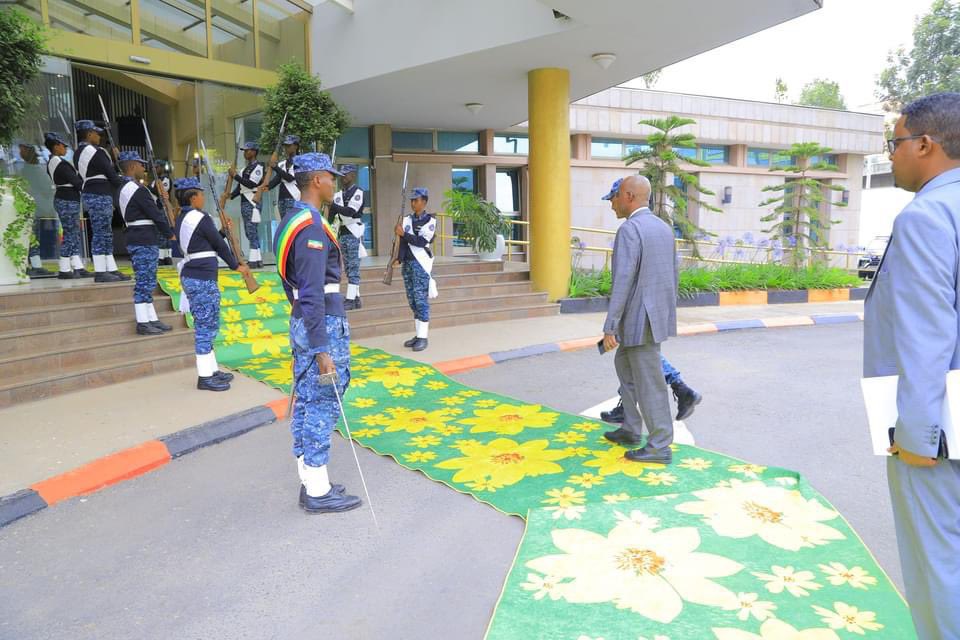 #BREAKING_NEWS 🚨🚨🚨 #Somaliland and #Ethiopia showcase collaboration between the two sisterly states as Police chiefs meet in Addis! Brigadier Mohamed Adan Saqadhi, engaged in high-level talks with his Ethiopian counterpart, General Demelashe G/Mechiel. The working visit…