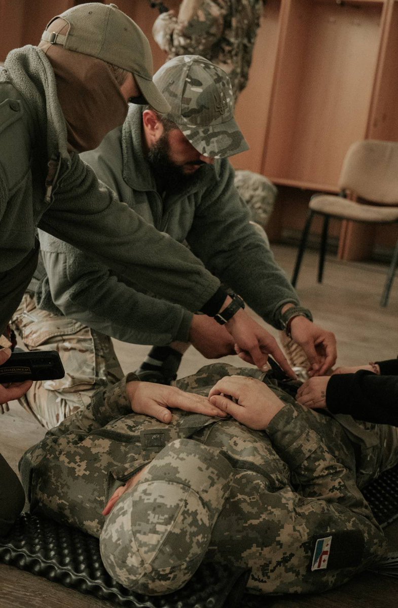 Medical trainers from #TeamAtlas liaised with members of the @georgian_legion to deliver critical training on the use of TQ, junctional TQ and pelvic slings. In addition, how to improvise the above, identify when to use them and how to safely transport the patient. Інструктори…