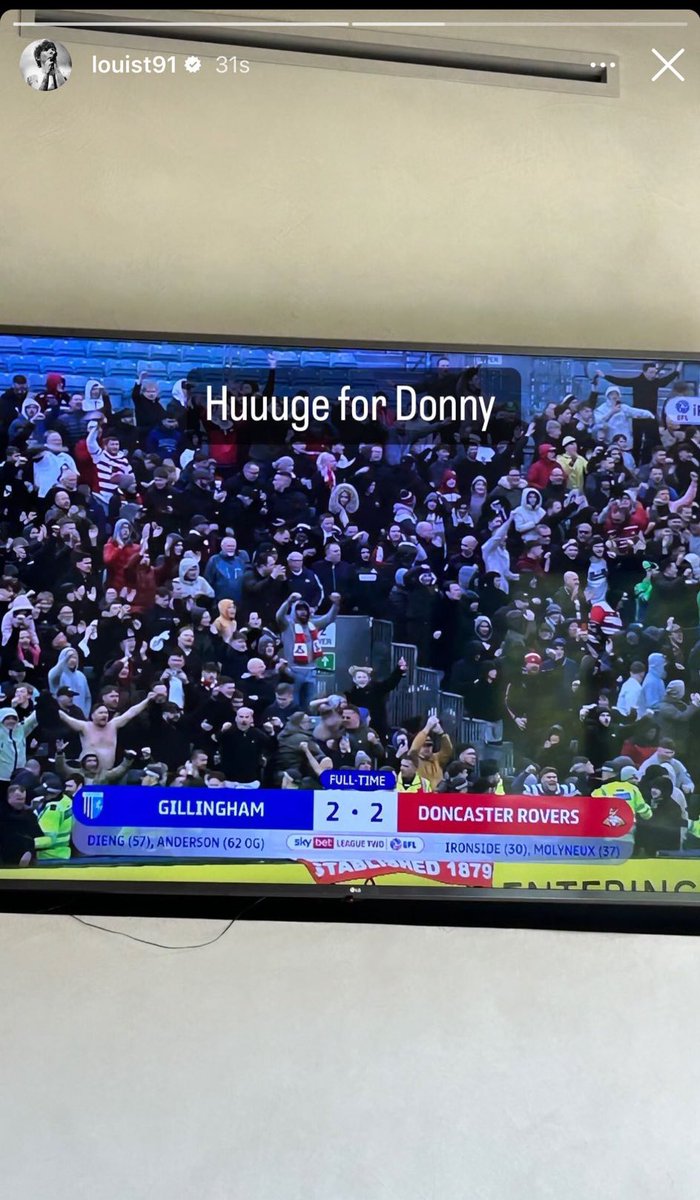 💙 Louis via his instagram stories. 

Shouting on his home team the Doncaster rovers ⚽️⚽️⚽️

#louistomlinson #footballsaturday #doncasterrovers