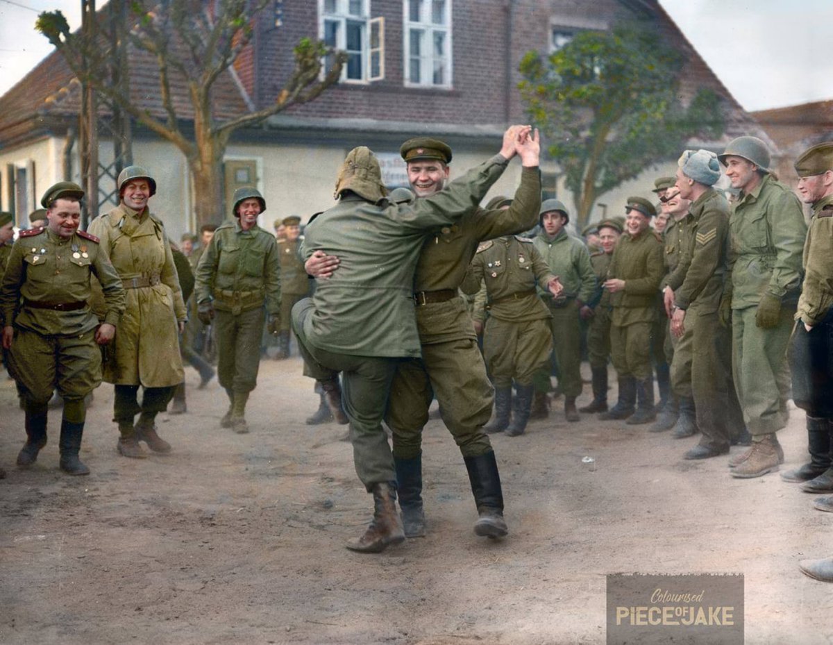 🇷🇺🇺🇸 🫡Soviet and American soldiers dance after an encounter on the Elbe River near Torgau, Saxony, Germany.
April 26, 1945