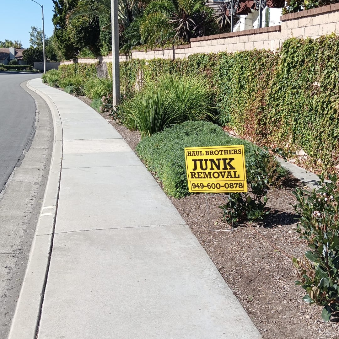 Haulbrosjunk's tweet image. Experience the freedom of a clutter-free home! Our junk removal services will help you achieve a sense of lightness and liberation. 🌈🗑️ #ClutterFreeHome #LightnessAndLiberation #JunkRemovalServices