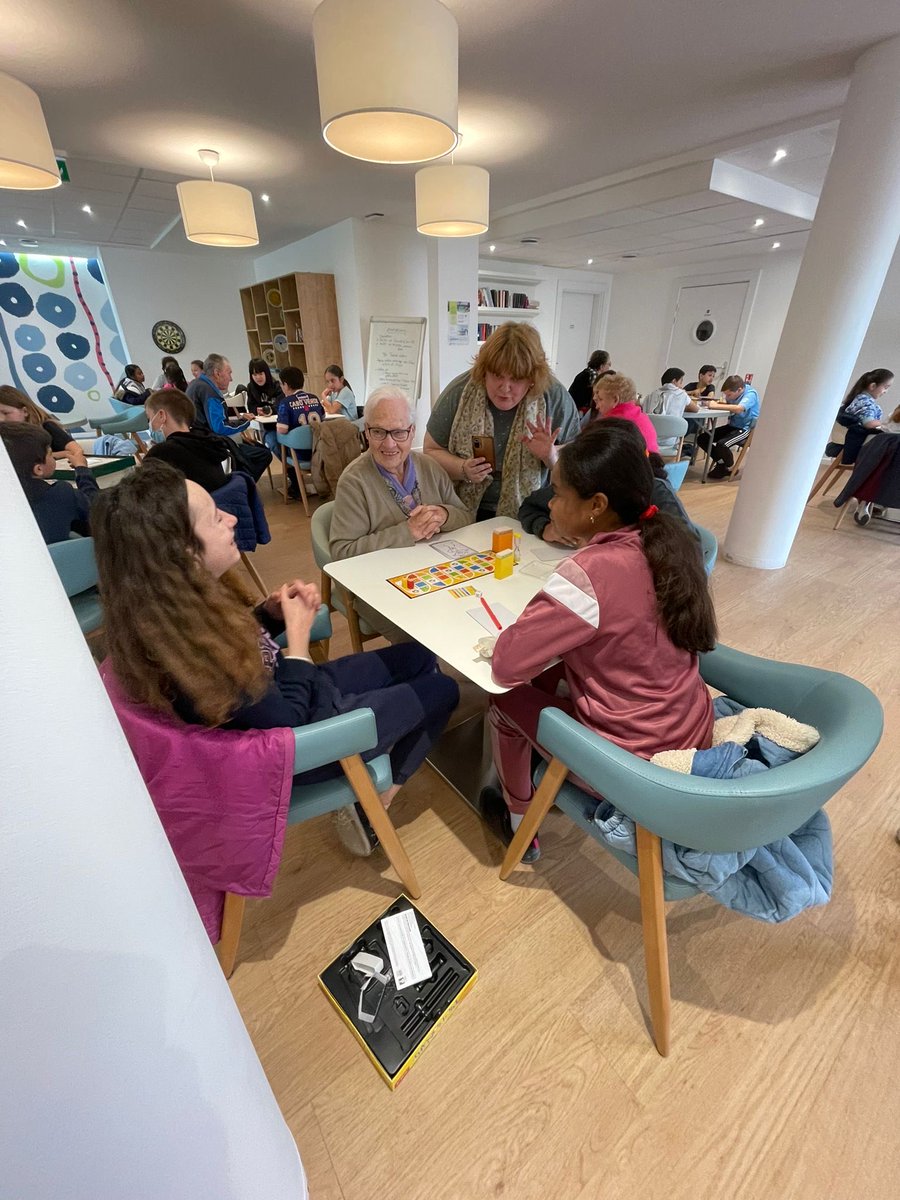 Une nouvelle rencontre intergénérationnelle réussie à @senMantes ce vendredi. Jeux 🎲, rires, bonne humeur 🤠 et bienveillance étaient au rendez-vous. Merci à l’école Notre-Dame de nous permettre ces beaux moments d’échange qui ravissent nos #residents 👩‍🦳👨‍🦳. ⁦<a href="/senioriales/">Senioriales</a>⁩