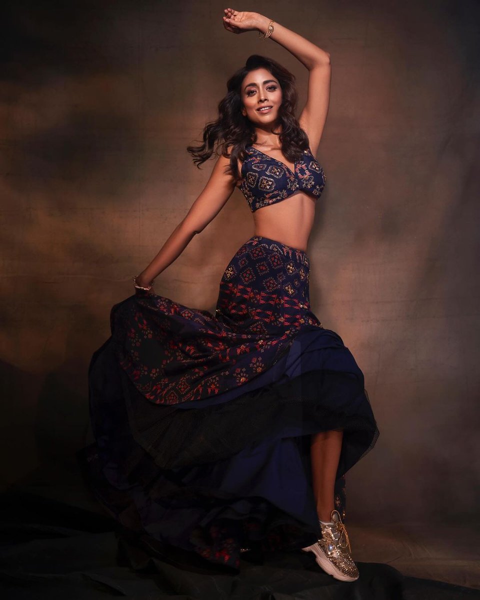 #ShriyaSaran 🖤