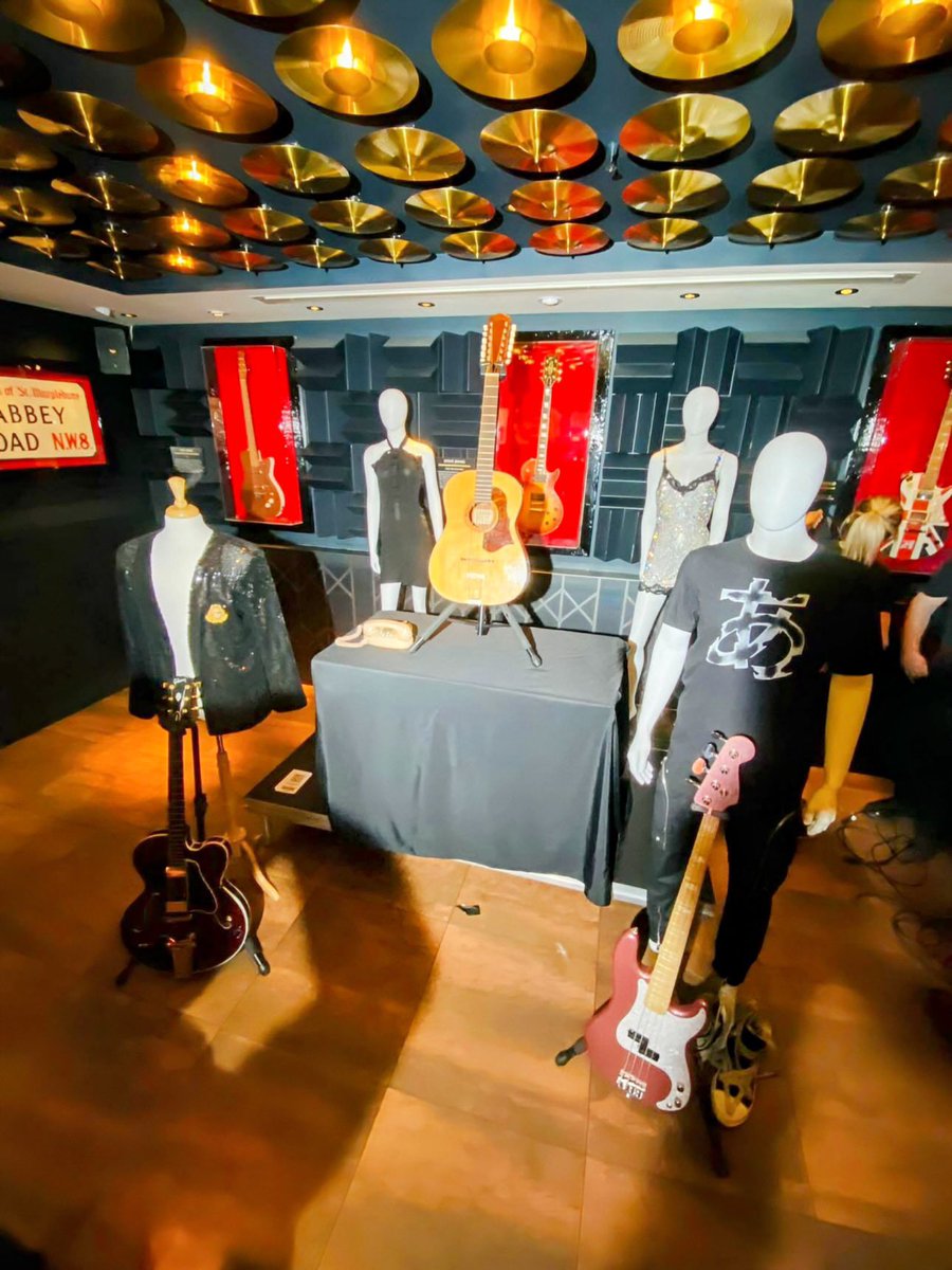 Adam Clayton’s stage-worn Luke Vicious shirt & Rick Owens trousers & sneaks, along with Adam’s stage-played 💖 Rose Sparkle @Fender Fender Bass ✨ that will be auctioned by @JuliensAuctions are on display at the Hard Rock Cafe @hrcpiccadilly until April 29 📸 simon.vacher