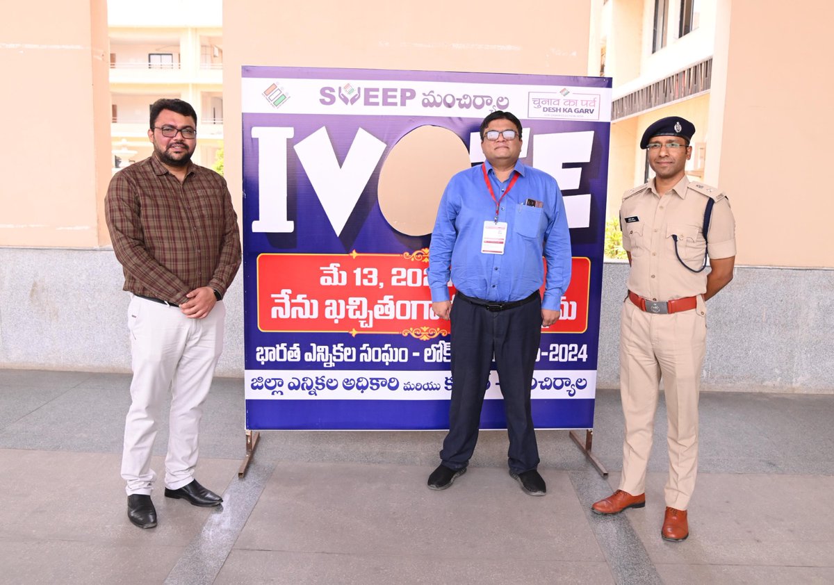 Collector_MNCL's tweet photo. సమీకృత కంట్రోల్ ���ూమ్, సి-విజిల్,వీడియో పరిశీలన, మీడియా సర్టిఫికేషన్ మానిటరింగ్ కమిటీ,వెబ్ కాస్టింగ్,మీడియా సెంటర్ల రికార్డులు, రిజి��్టర్లను ఆకస్మిక తనిఖీ చేసిన పెద్దపల్లి పార్లమెంట్ ఎన్నికల సాధారణ పరిశీలకులు రావేషుప్తా గారు. ఎన్నికల ప్రవర్తనా నియమావళి ఉల్లంఘన,-1/3
@CEO_Telangana https://t.co/Bc99daypiF