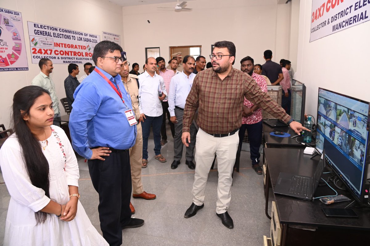 Collector_MNCL's tweet photo. సమీకృత కంట్రోల్ ���ూమ్, సి-విజిల్,వీడియో పరిశీలన, మీడియా సర్టిఫికేషన్ మానిటరింగ్ కమిటీ,వెబ్ కాస్టింగ్,మీడియా సెంటర్ల రికార్డులు, రిజి��్టర్లను ఆకస్మిక తనిఖీ చేసిన పెద్దపల్లి పార్లమెంట్ ఎన్నికల సాధారణ పరిశీలకులు రావేషుప్తా గారు. ఎన్నికల ప్రవర్తనా నియమావళి ఉల్లంఘన,-1/3
@CEO_Telangana https://t.co/Bc99daypiF