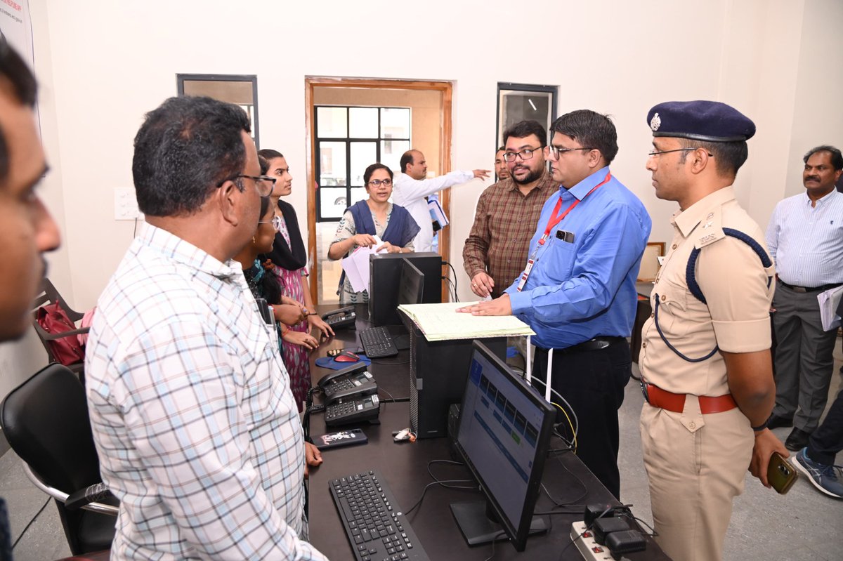 Collector_MNCL's tweet photo. సమీకృత కంట్రోల్ ���ూమ్, సి-విజిల్,వీడియో పరిశీలన, మీడియా సర్టిఫికేషన్ మానిటరింగ్ కమిటీ,వెబ్ కాస్టింగ్,మీడియా సెంటర్ల రికార్డులు, రిజి��్టర్లను ఆకస్మిక తనిఖీ చేసిన పెద్దపల్లి పార్లమెంట్ ఎన్నికల సాధారణ పరిశీలకులు రావేషుప్తా గారు. ఎన్నికల ప్రవర్తనా నియమావళి ఉల్లంఘన,-1/3
@CEO_Telangana https://t.co/Bc99daypiF