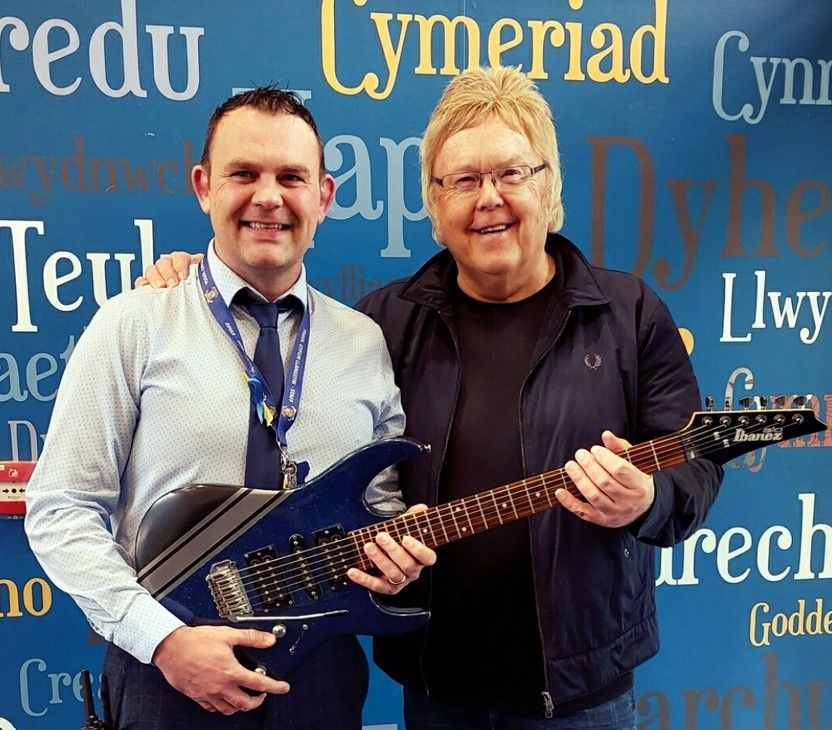 Anglesey Councillor Donates Guitars to Local Schools north.wales/news/anglesey/… #NorthWales #News