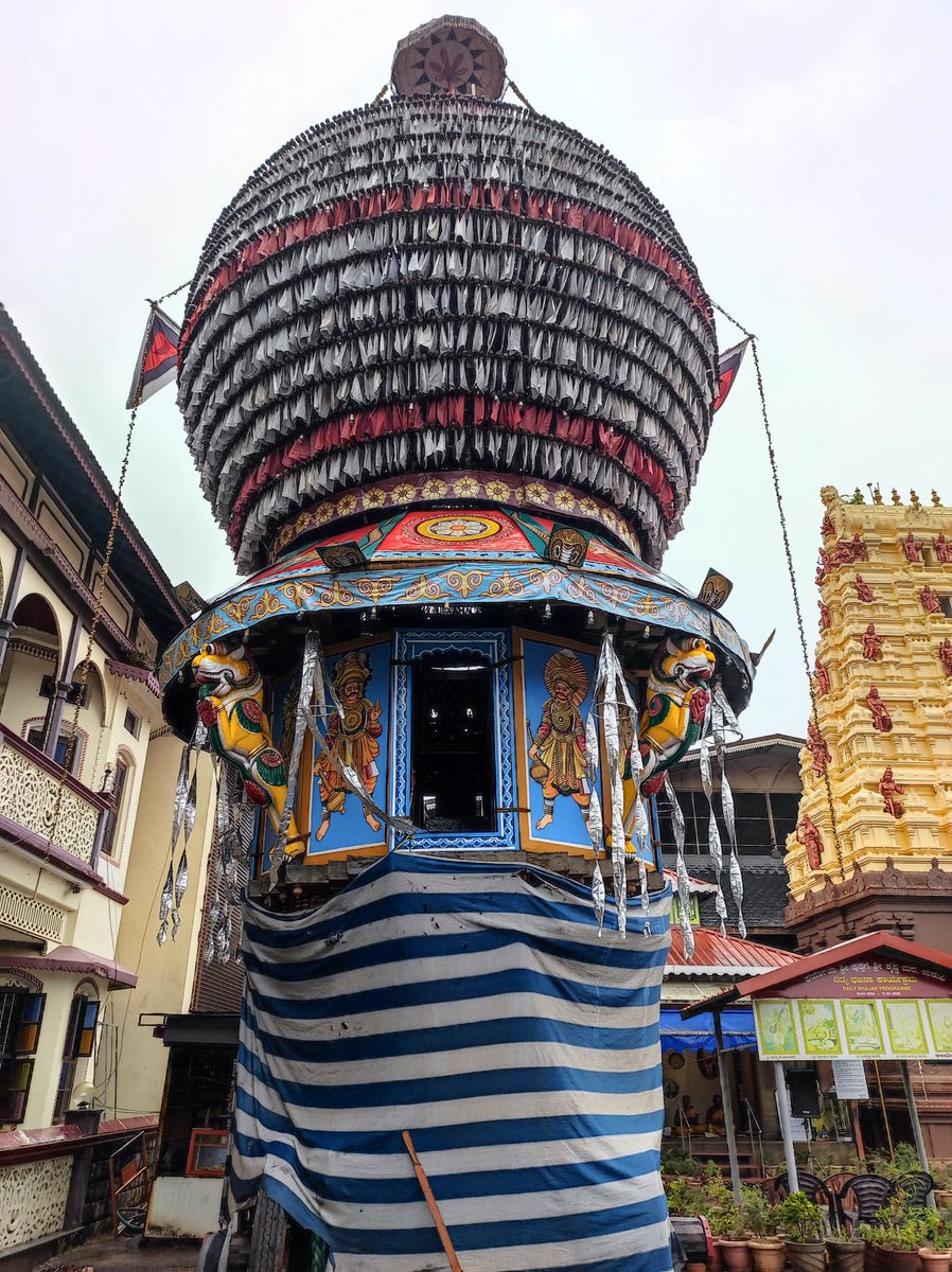 先日、Udupi Shri Krishna Templeに行ってきました。
Mangalore からバスで1時間半ぐらい。
参拝もそんなに混雑していなかったかな。
他のお寺プラサーダムはバナナの葉っぱだったりしたので、床に直接ご飯をサーブしてもらっている光景はびっくりしました。
噂のプラサーダムは、美味しかったです。