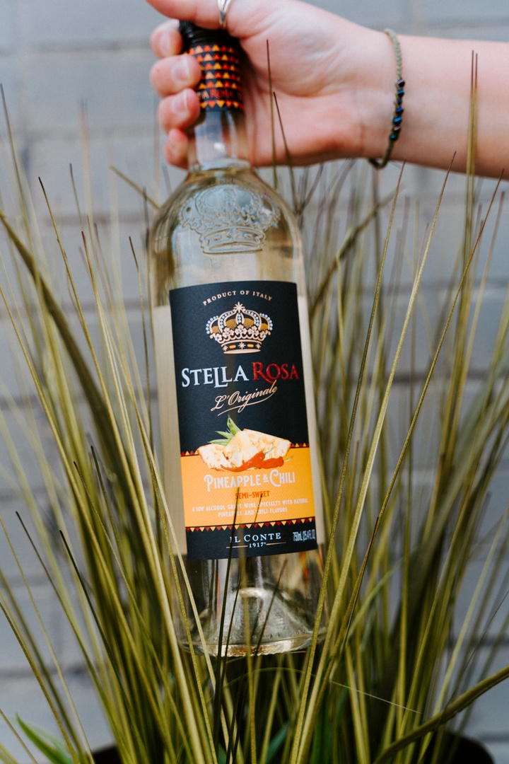 Add a little 🌶️Spice to the weekend with the Pineapple + Chili White Wine from @stellarosawines.

#stellabrate #whitewine #spicywine #weekendvibes #winelover