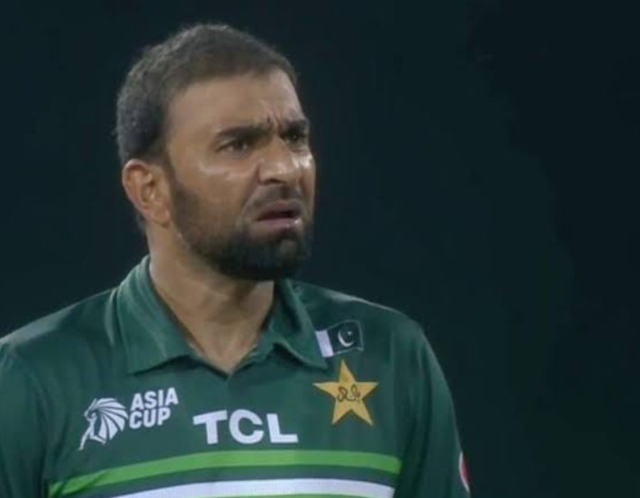 Worst ever player to play for Pakistan Chacha bsdk for you #PAKvNZ