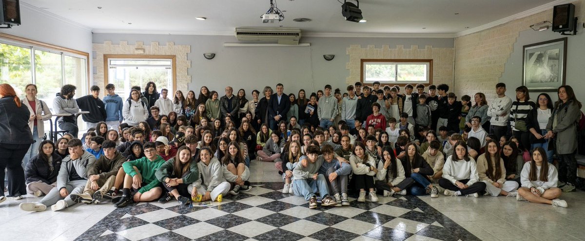 Aprender un idioma de xeito lúdico, en contacto coa natureza e con profesores nativos. Ese é o espírito dos campamentos ­en inglés polos que esta primavera pasan case 1500 alumnos de toda Galicia Hoxe despedimos a moitos deles en Mondariz-Balneario. Mañá chegará unha nova queda