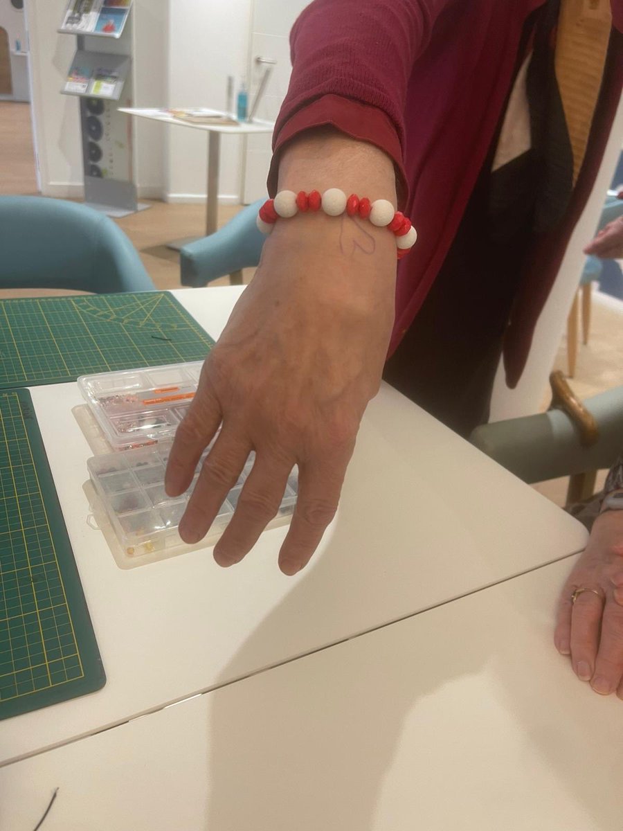 Après-midi studieuse et créative avec l’atelier perles de Corinne, réceptionniste. Des beaux bracelets certifiés ⁦<a href="/senioriales/">Senioriales</a>⁩ pour le plaisir de nos #résidentes.