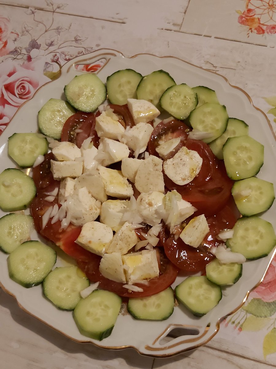 Tomate 🍅 bœuf noire Concombre Mozzarella Oignons blancs Sel de l'Himalaya Poivre