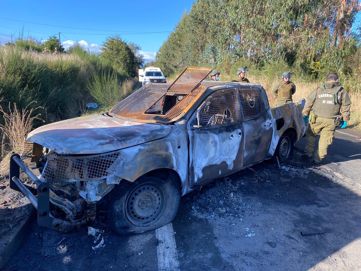 Carabdechile's tweet photo. Estamos trabajando con lo mejor de lo nuestro, desplegando nuestros equipos multidisciplinarios tanto en el lugar donde asesinaron a nuestros mártires, como en los alrededores. No descansaremos hasta identificar a los responsables de este crimen que nos enluta. https://t.co/rj0Enj3fKW