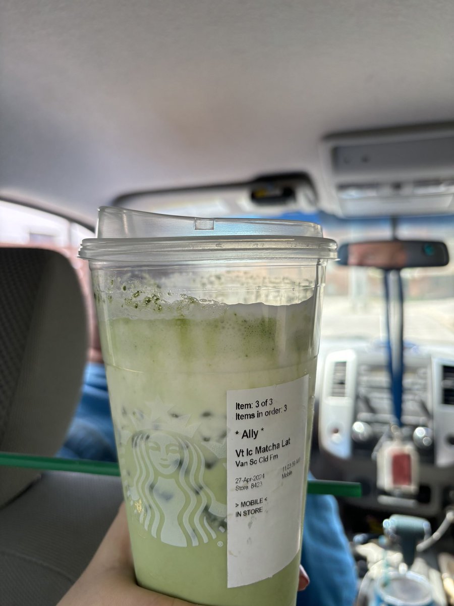 allllygrace's tweet photo. @StarbucksCare this happens so many times where my drink isn’t filled up all the way. how do i fix this? https://t.co/hLI0z7Vitr