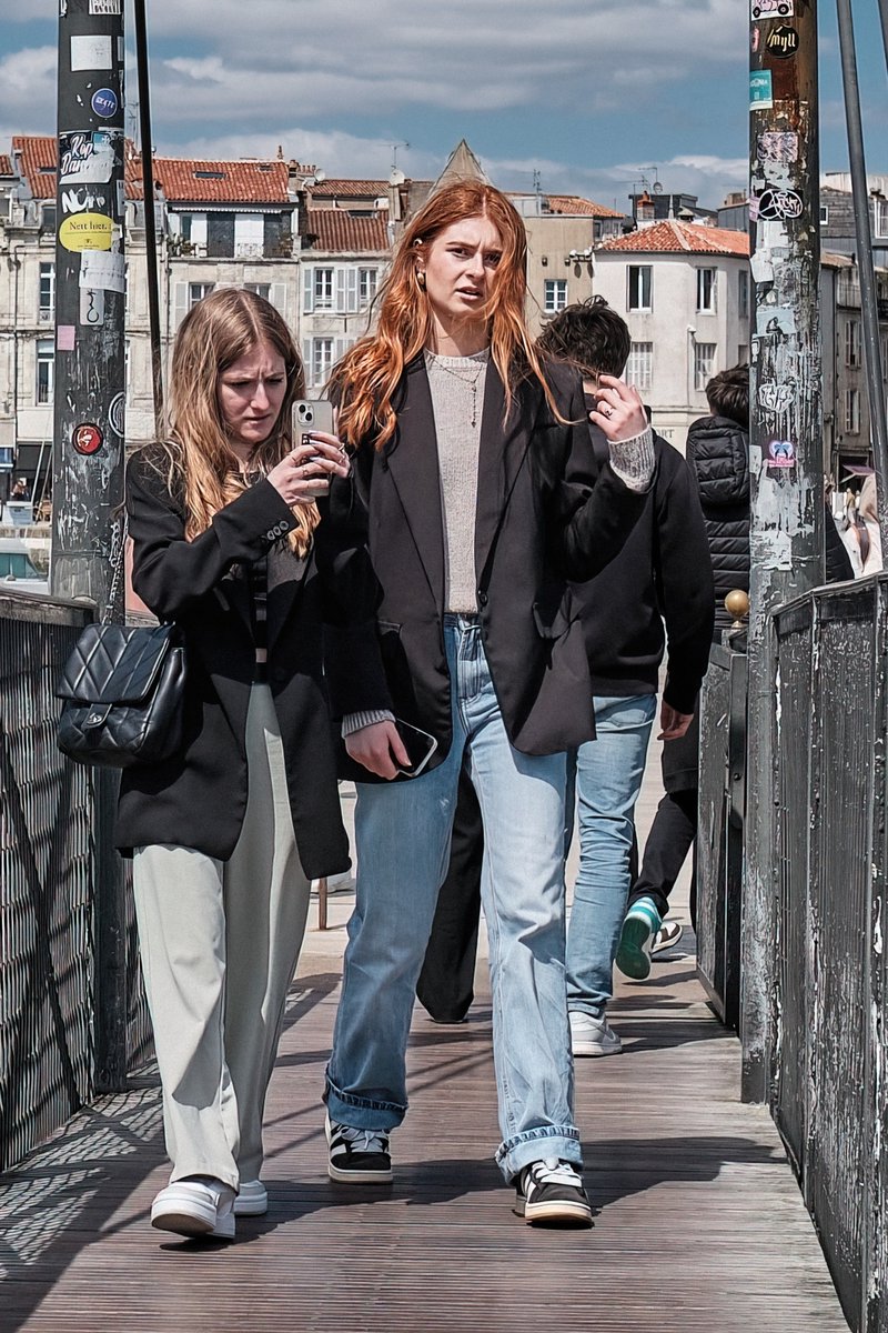 Walking girls #LaRochelle #CharenteMaritime #France #passerelle #LeGabut #walking #girls #candid #streetphotography #streetphotographer #zonestreet #urbanexploration #colorstreetphotography #fujifilmstreet #fujifeed #fujifilm_xseries #fujifilmXT5 #XF23mmn @fujifilmfrance