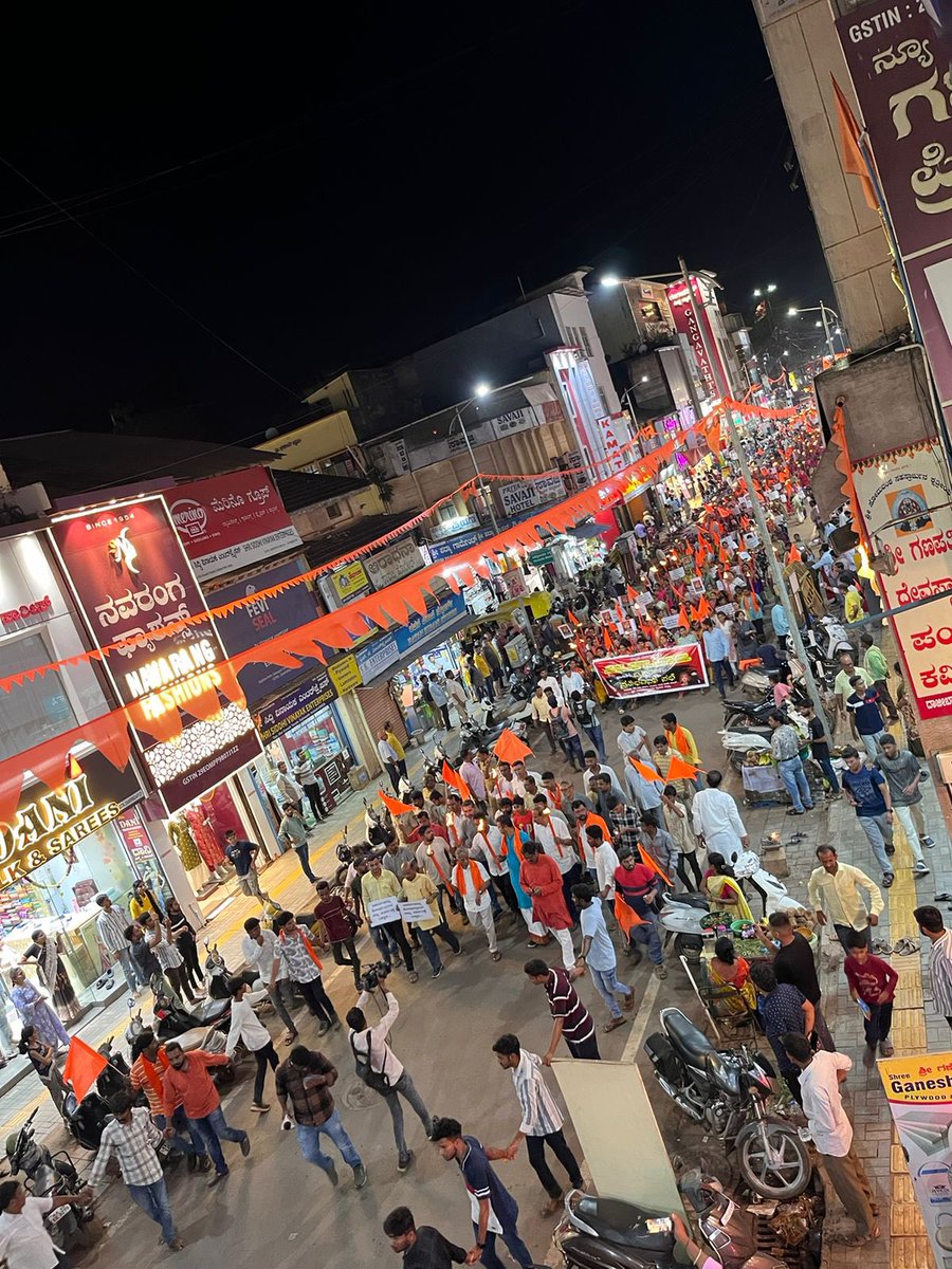 astitvam's tweet photo. Huge protest against Neha’s Murder and lethargic attitude of the Government. Love Jihad is eating up the nation. We have to stand solid against it.  The people of Hubli have come together to fight this evil. It’s now or never!! https://t.co/CF4YG7xZYk