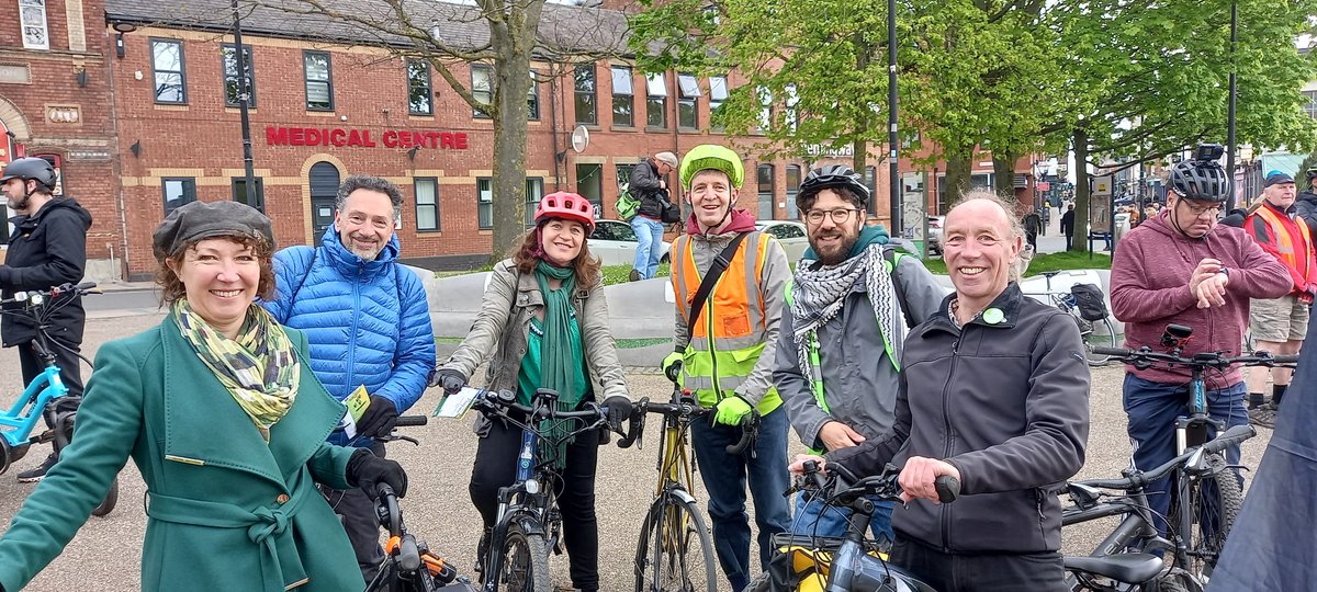 Lots of @SheffieldGreens out for the Big Cycle Ride today. Thanks to @CycleSheffield for organising 🙏 Greens will always priotise safer streets for walking 🚶🏿 wheeling 👩‍🦽 & cycling 🚴🏽‍♂️: So people with cars can leave them at home, & people without cars are not excluded👍