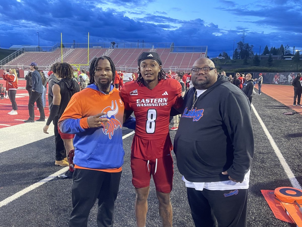 We had a Beacboyz invading on the RED. It was good seeing ⁦@Darrien_4⁩ and ⁦@BrandonSmithKR⁩ this weekend 🏄🏿‍♂️🔷🔶🔷🔶 the ting bulls had a blast!!