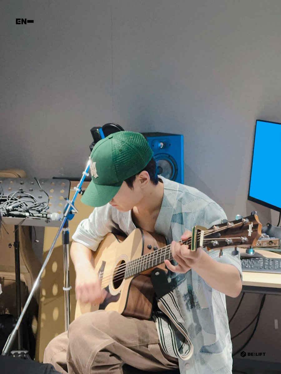 AsiaEnhypen's tweet photo. [NAVER POST]

#4. JAY only knows about ENGENEs and guitars

#ENHYPEN #엔하이픈 @ENHYPEN_members @ENHYPEN https://t.co/HfGUgx9PtR