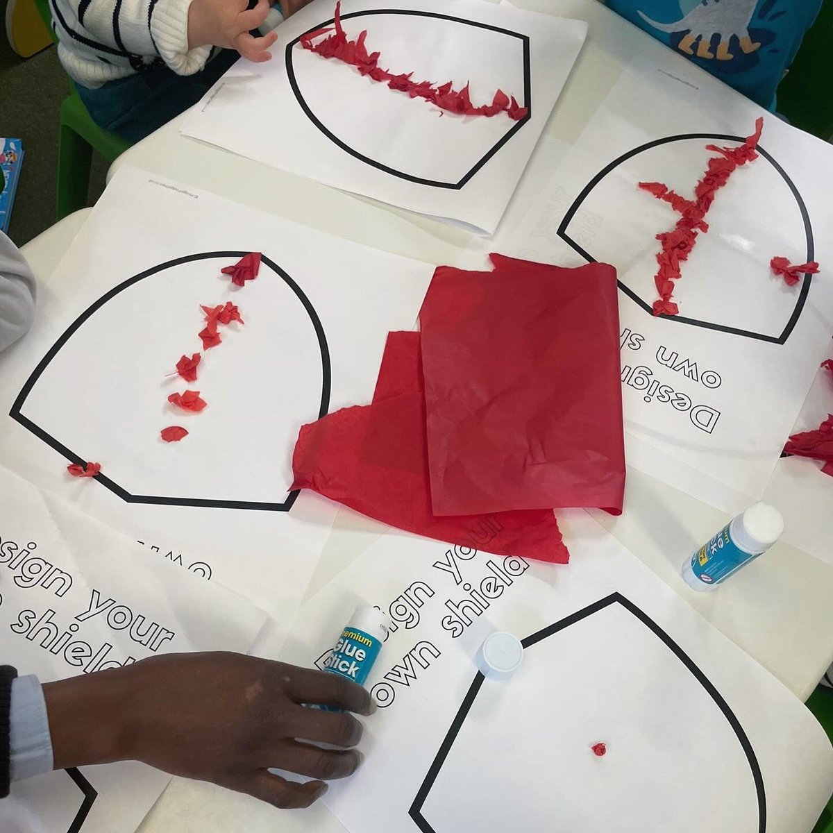 We had fun getting creative at #MessyMorning on Tuesday! 🎨 To celebrate Saint George’s Day we made shields using different materials at #ColdharbourLibrary! Join the fun every Tuesday from 10.30-11.30am 📚 #LoveYourLibrary