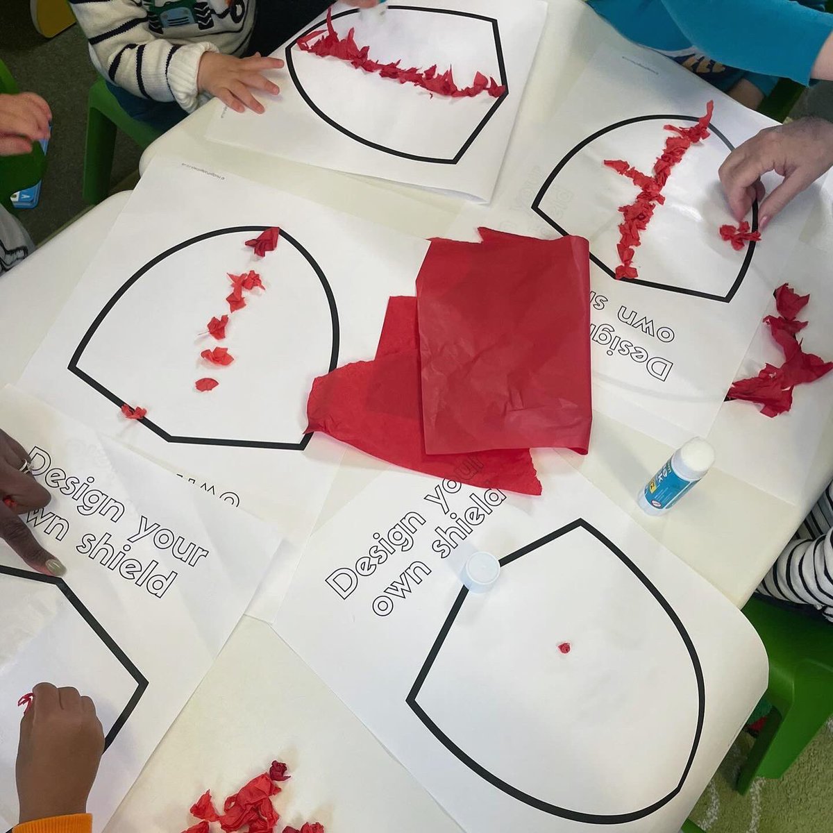 GreenwichLibs's tweet image. We had fun getting creative at #MessyMorning on Tuesday! 🎨 To celebrate Saint George’s Day we made shields using different materials at #ColdharbourLibrary! Join the fun every Tuesday from 10.30-11.30am 📚 #LoveYourLibrary