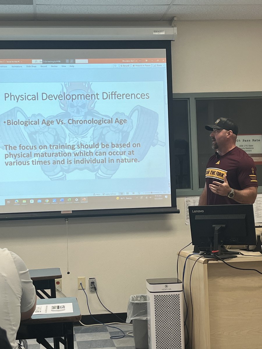 Kicking off the @NHSSCA Arizona State Clinic with one of the best in the country, Coach @Coach_Joe28 Annual Planning for College Football