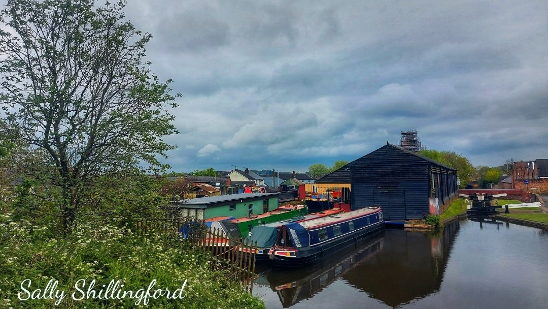 Heavy clouds trees, canal boats and reflections along the stourbridge canal today 💚💙📷 #Wordsley @CanalRiverTrust @WeAreBCR