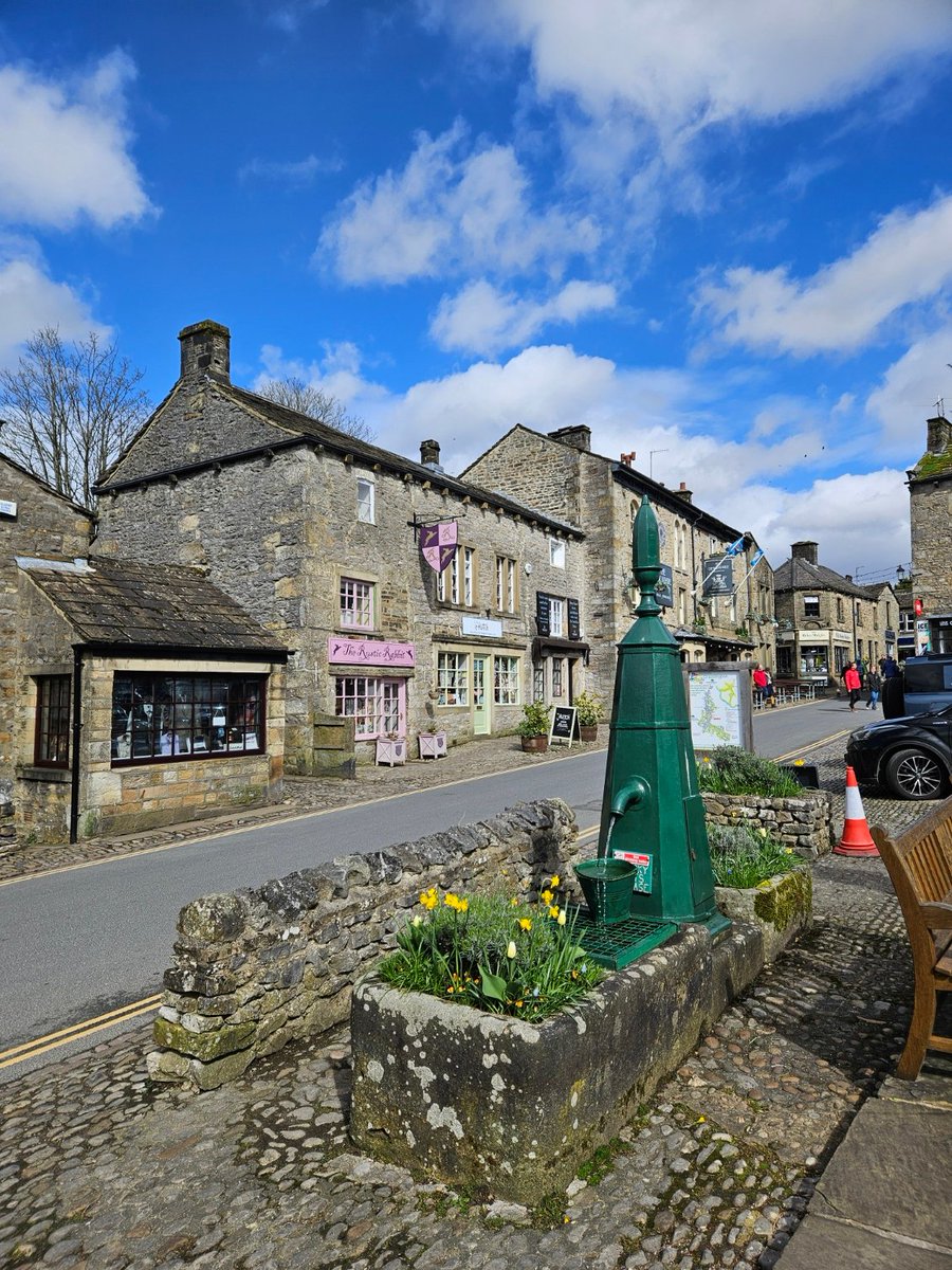 DalesBus's tweet image. Sunday DalesBus services to Grassington (aka Darrowby in #AllCreaturesGreatAndSmall):
🚌72 from Skipton
🚌822 from Pocklington/York/Ripon/Pateley Bridge
🚌874 from Wetherby/Leeds/Otley/Ilkley/Buckden
🚌875/876 from York/Leeds/Horsforth/Guiseley/Ilkley

dalesbus.org/grassington