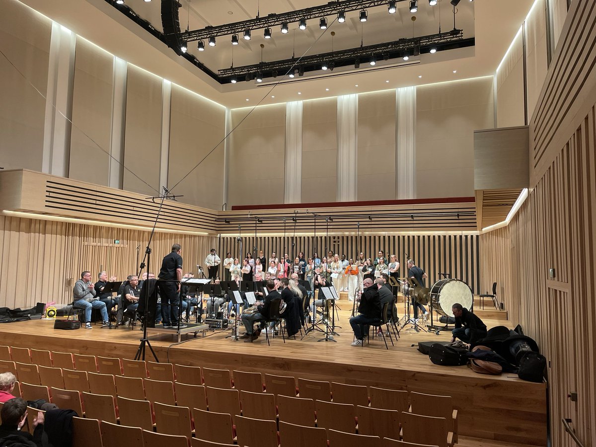 A day of brilliant contrasts @Chethams today. In the morning our 6th form singers recorded with @fodensband then an epic evening of symphonic big band @StollerHall.