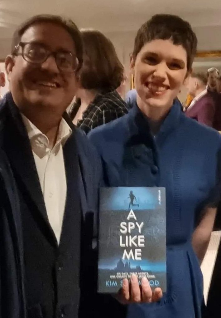 A spy like she!
Bond fans' glee! 

@TheIanFleming 's
World Of @007
returns in
@kimtsherwood 's
#aspylikeme 

@HarperCollinsUK
@DUKESBARLONDON 

#jamesbond
youtu.be/JUej6bBDhzw?si…