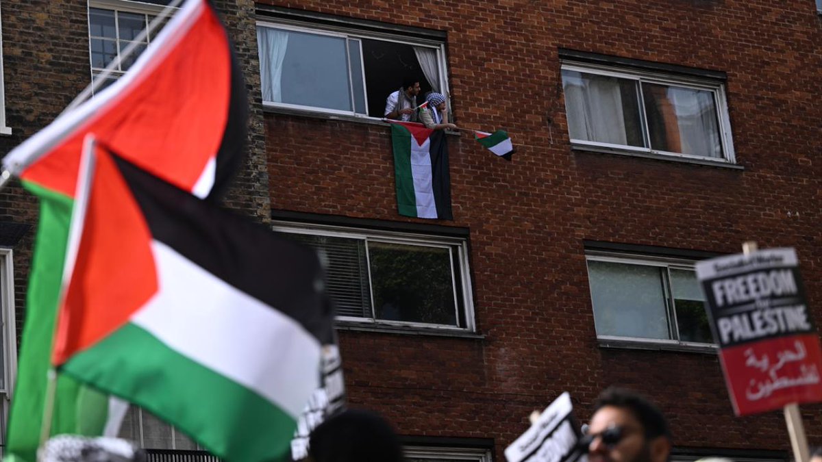 İngiltere'de binlerce kişi Filistin’e destek yürüyüşü düzenledi. trthaber.com/foto-galeri/in…