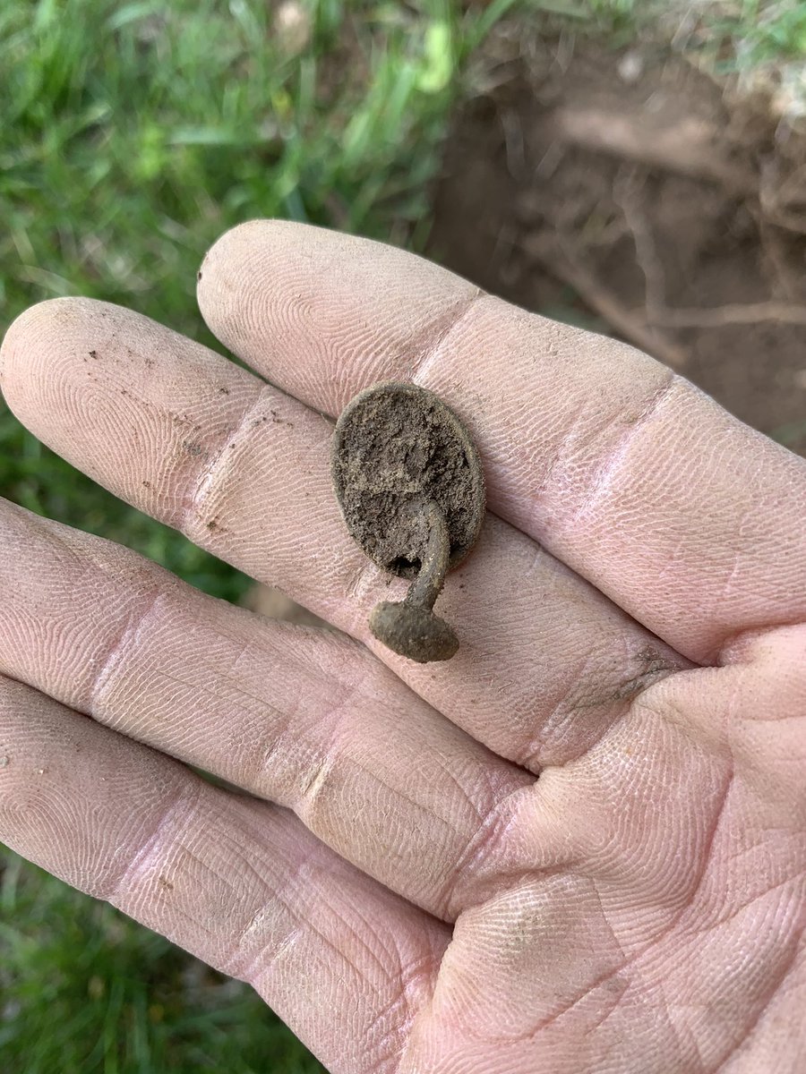 Ohh !  a very nice button 👌🤠
Beautiful cufflink in the same hole😳👌👌