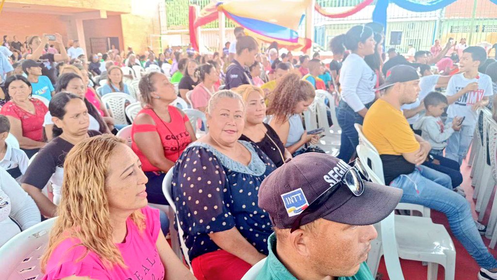 ¡Nos movemos por Venezuela! El día de hoy visitamos el municipio Valencia del estado Carabobo. Un encuentro amoroso, de agradecimiento y de orgullo. Defender la soberanía de Venezuela y su pueblo es un privilegio, un honor. Gracias mujeres emprendedoras, muchísimas gracias…