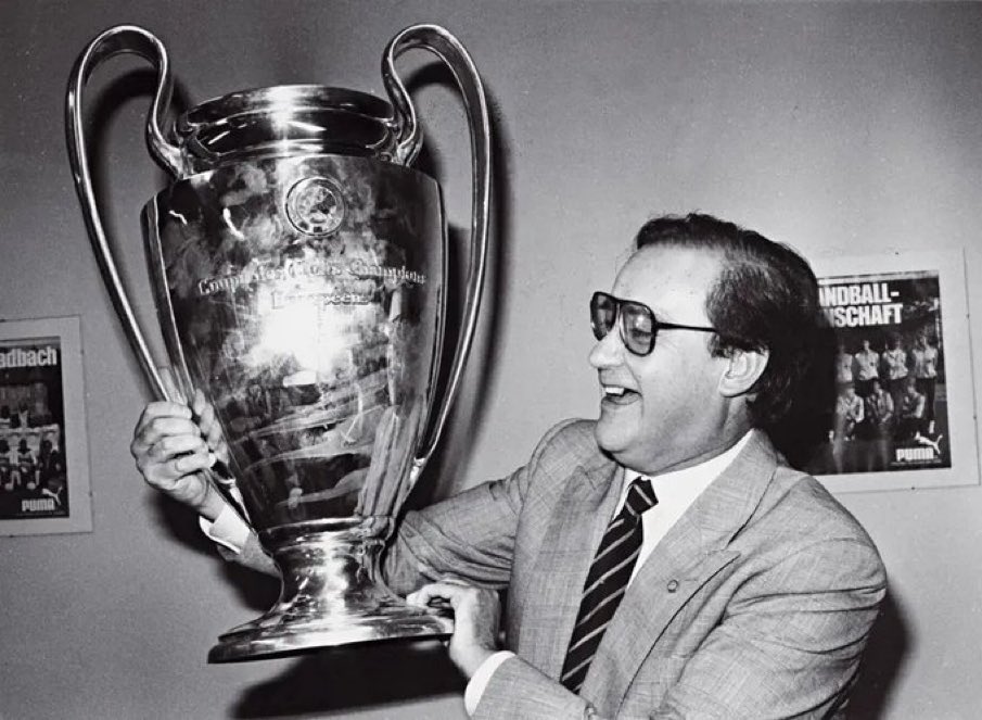 FutebolSentido's tweet photo. 27 de abril. O fim do ciclo mais vitorioso de um presidente em solo Nacional.

Pinto da Costa revolucionou o FC Porto e o futebol português, será para sempre relembrado como um dos maiores e melhores da história.

O FC Porto é o que é hoje, graças a Pinto da Costa. Um herói. https://t.co/Zg5ehRveFK