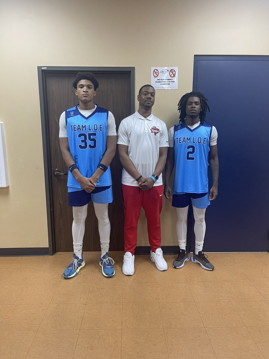 HoopsCoogs's tweet photo. Had the pleasure to watch 2025’s Carlos Rossi @luhlos4 and Bruce Thurston @itsbrucez3 sharpening their tools together after a great run to the UIL Regional Tournament this season. Big season ahead for these guys. #CoogsHoops #BusinessAsUsual https://t.co/I88GdhYIDY