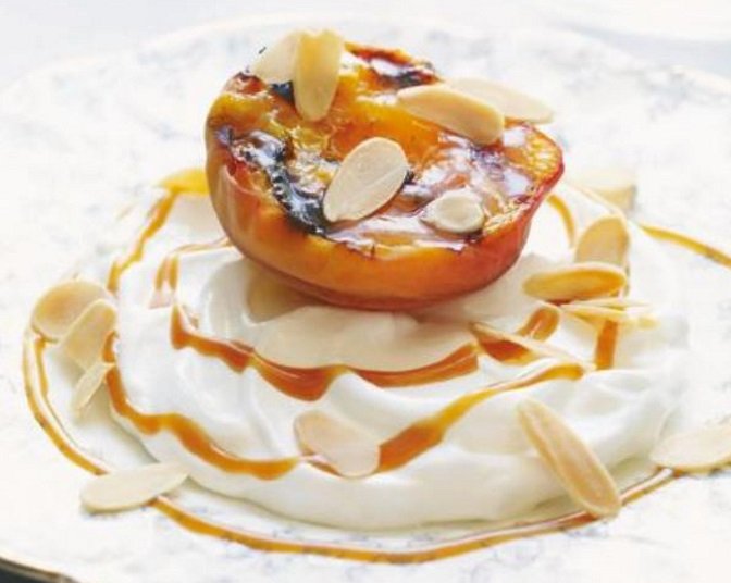 Peach Vacherin with Almonds and Caramel Sauce 🍑 #recipe ricardocuisine.com/en/recipes/674…