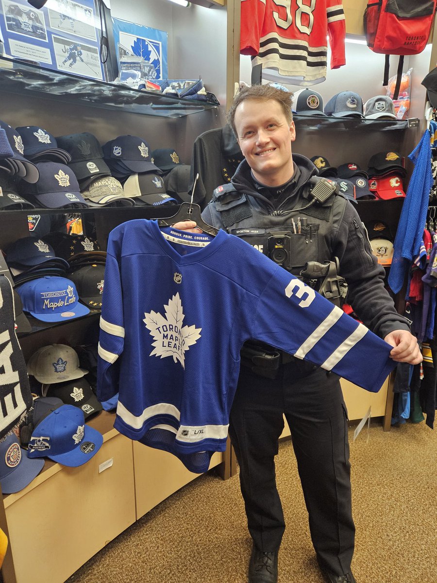 Officers were out patrolling #PickeringTownCentre today and stopped by #TheSportsCollection to support the @MapleLeafs for tonights Game 4! #goleafsgo #DRPS #Pickering ^bm