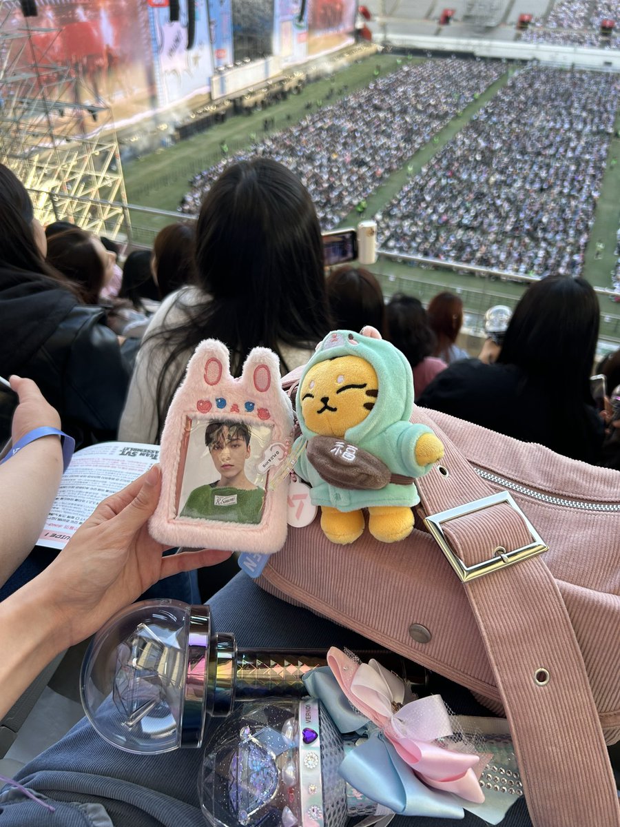 hvccult's tweet photo. seventeen follow again drip ft 봉봉이 https://t.co/gIjdZwCC55