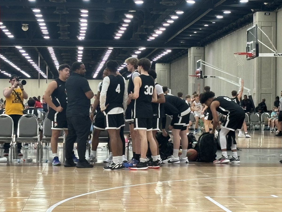 midwestspar1's tweet photo. Way to start Session 1 of @Elite40boys Grassroots Showcase! 2-0! Game 1 - @BryceMathis6 led the way with 20 and @MarcusHarris_08 with 7.  Games 2 - @BryceMathis6 dominated with 30 and @JaydenYoung2007 finished with 10 and 8 rebounds @stahlycharles1 finished with 8! @BRamseyKSR https://t.co/XPQ49j2FAW