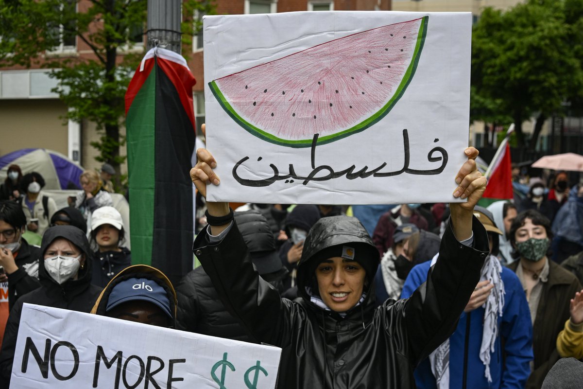 İsrail'in Gazze'ye yönelik saldırılarını protesto etmek için protesto gösterisi düzenleyen #GeorgeWashington Üniversitesi öğrencilerinin eylemleri kampüste devam ediyor. 🇵🇸