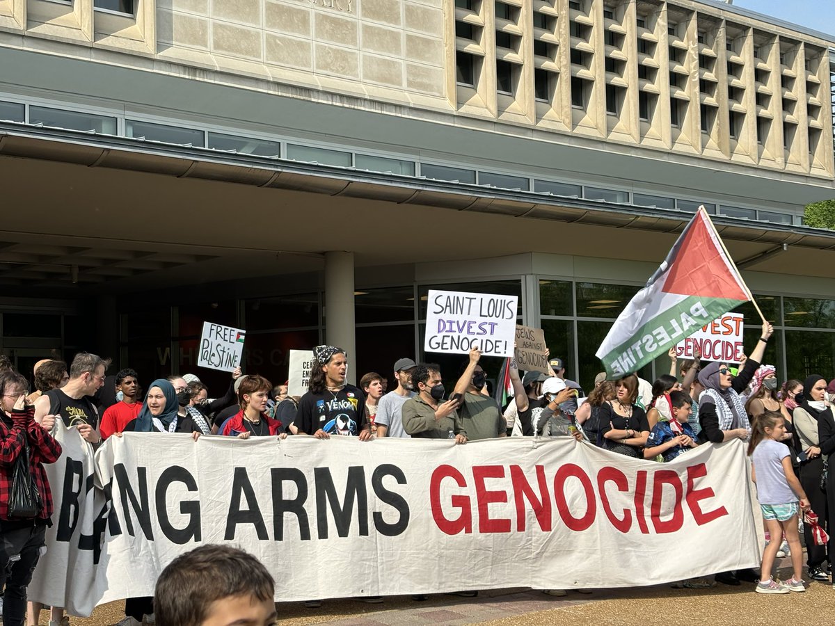 MeganEllyia's tweet photo. Students at Washington University in St. Louis leading a protest calling for the university to divest from genocide and becoming to 60+ university to stand up an encampment. https://t.co/sqnvAvzbsD