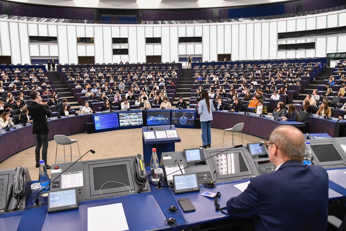 2.400 SchülerInnen aus 25 Ländern waren diese Woche im Rahmen von #Euroscola im Europäischen Parlament in Straßburg. 🇪🇺 Es war mir eine Freude, die vielen Anliegen zu diskutieren und Fragen zu beantworten. 💬 Eine solches Interesse und Engagement zählt zu den schönsten Momenten!