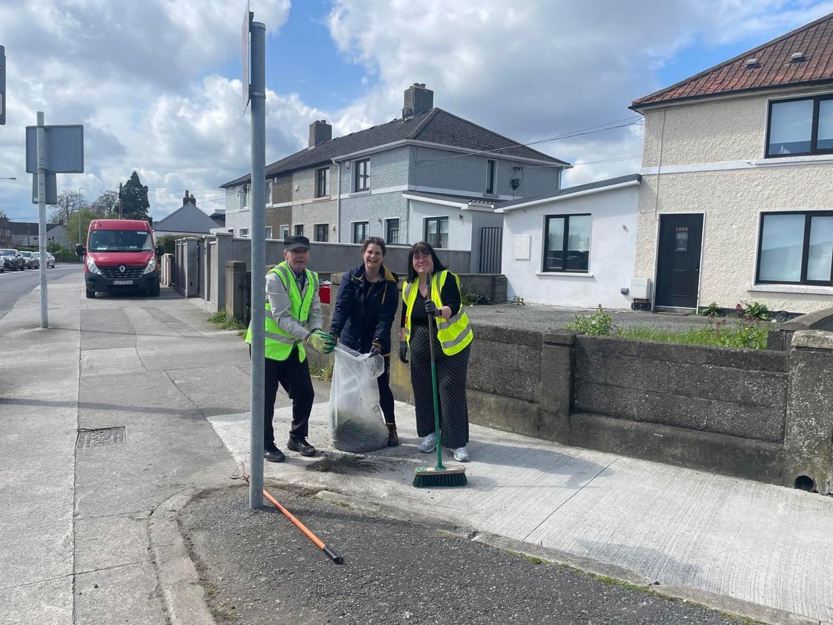 DonnycarneyW's tweet photo. A big thank you to everyone who came to help with our local #TeamDublinCleanup. Among our projects this year was a much needed cleanup of the old shop on Collins Ave. Elsewhere, with lots of help on offer, we made light work of weeds, leaving our roads looking spotless. Well done https://t.co/W3oZZ5k0gM