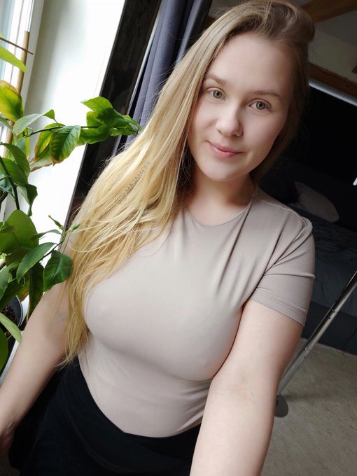 To the left you see my lemon plant 🍋 it is d*ing.. Please send help 🙏 Or suggested solutions 😅 https://t