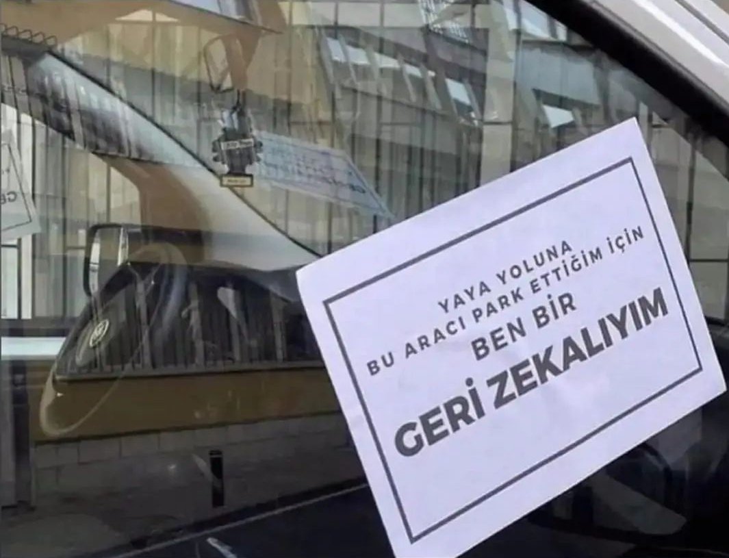 İstanbul'da bir vatandaşın yaya yoluna park eden arabaya yapıştırdığı yazı. 👏👏👏👏