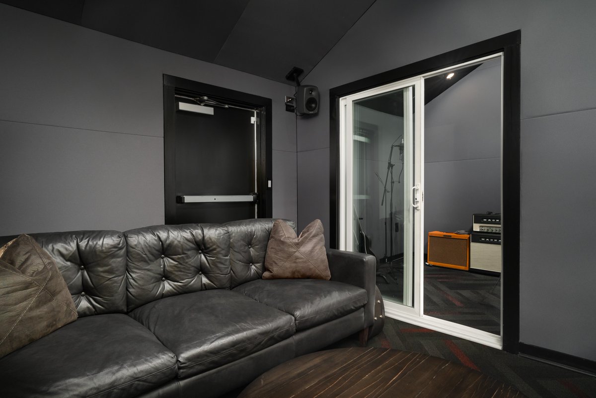 dancompanyllc's tweet image. 🎶 Elevate your sound! Dive into this Nashville renovation: a top-tier music studio with cutting-edge soundproofing. Perfect for every musician&apos;s dream. 🎤🛠️ #NashvilleMusic #StudioBuild #SoundDesign
Architecture: Daniels Chandler Architects
📸: @TNHometour