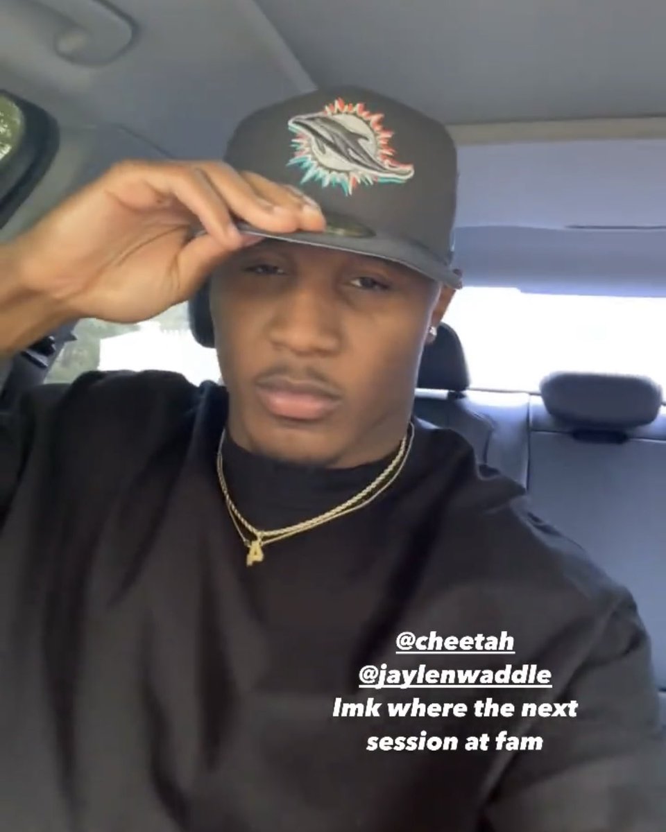 MiamiDolphins's tweet photo. .@malik_w2 is ready to get to work 💪

🤝 @cheetah @D1__JW https://t.co/pj0XiCEbhl