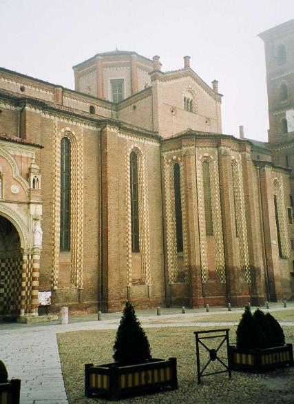 @WeirdMedieval Monferrato (region of Piemonte in NW Italy) also does lots of fab brick Gothic. These are in Asti.